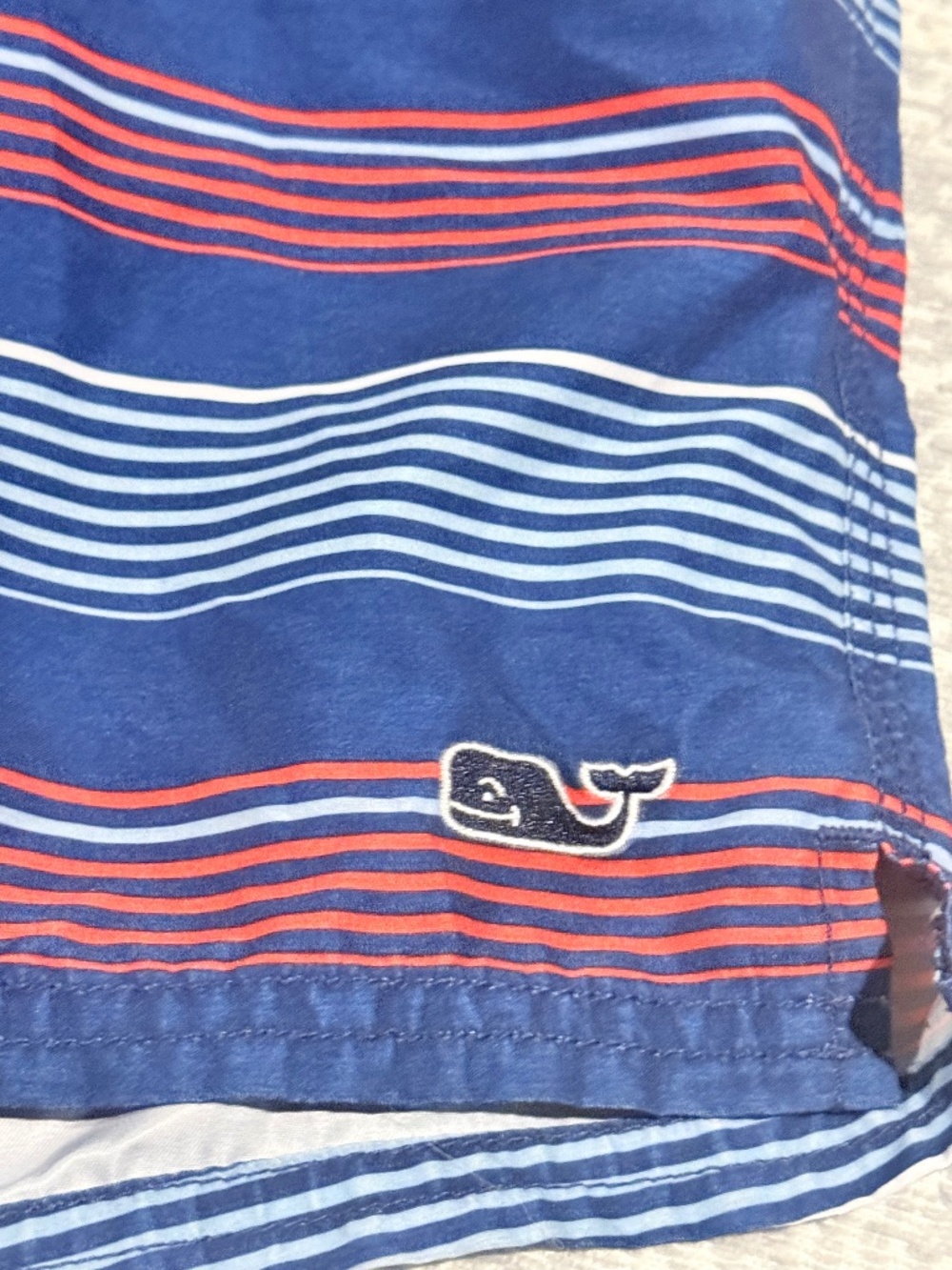 Vineyard Vines Men's Chappy Swim Trunks Size M Blue Red Striped